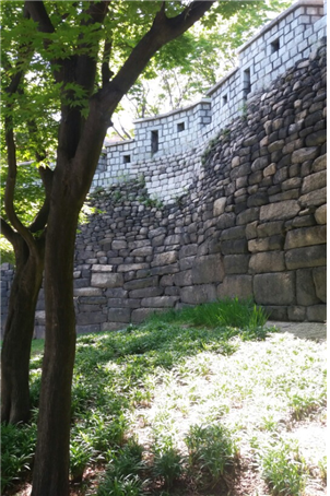 옥수수 모양으로 다듬어진 돌로 쌓은 성벽